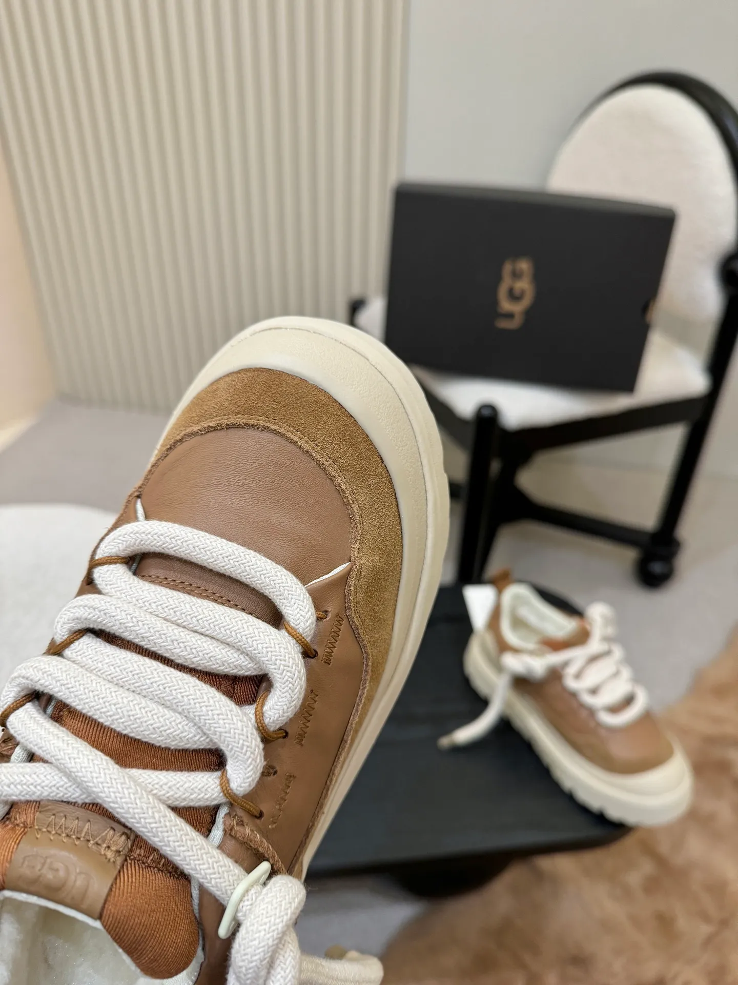 Men's shoes pP600! New UGG is on the market! Autumn and winter modern casual men's and women's low-cut shoes, snow boots, slippers, two-way shoes, this set of ugly bread shoes 🤏 Suede + sheepskin integrated lining, super convenient to step on. Adjustable upper straps. Velcro design adapts to various foot types. Thick soles hide flesh and are sexy, and feel like stepping on cotton☁️ When you go out on the street, you are chased and asked 🔗 Do you want to be lazy and fashionable in autumn and winter? Just lock this one💥 Style number, 1171355, size 35-41, men’s size 39-45